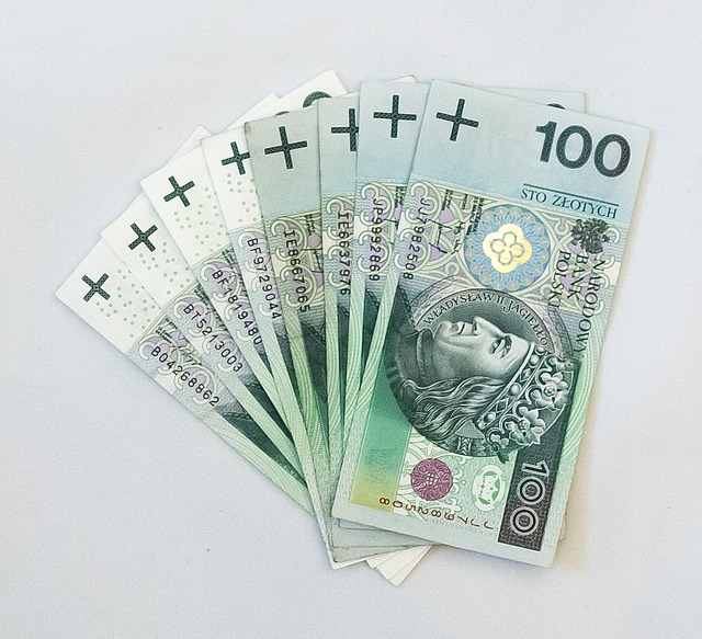 plik banknotów stuzłotowych